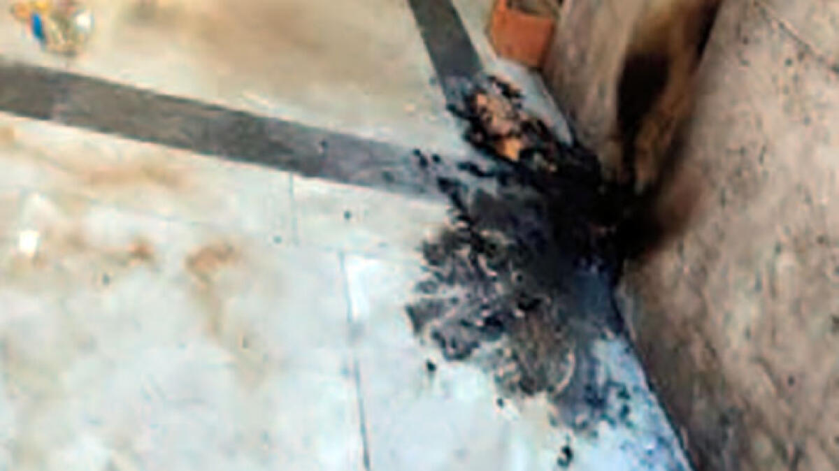 Appiccano il fuoco, danneggiato l'ingresso della Galleria Umberto - 