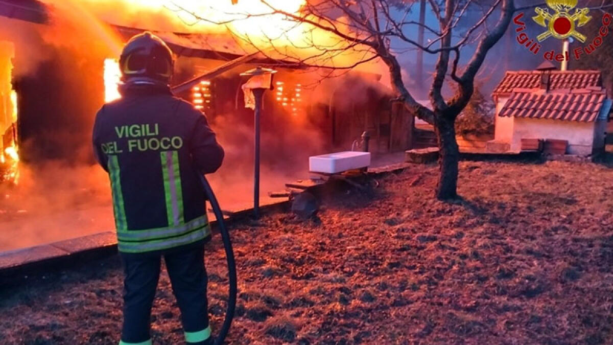 Villetta in fiamme, intossicati anche gli agenti - 