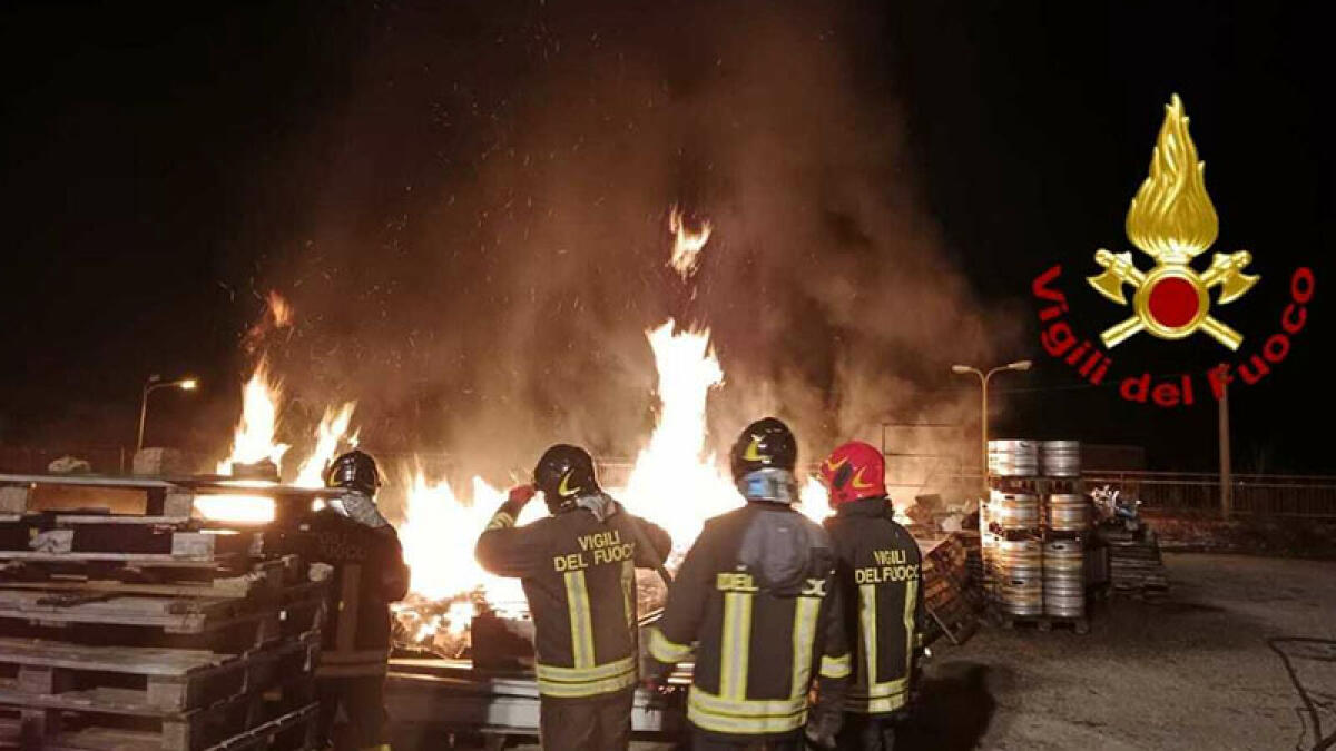 Bomba davanti a negozio e auto incendiata: notte di fuoco nel Napoletano - 