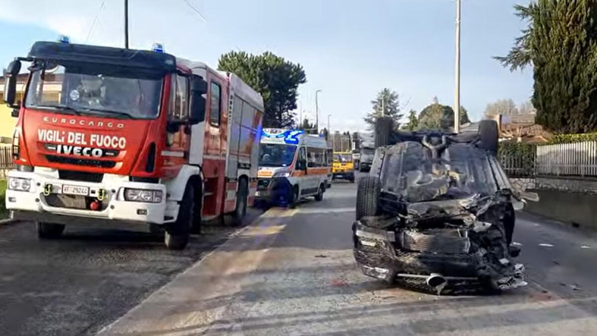 Si ribalta Suv con intera famiglia, ci sono feriti gravi - 