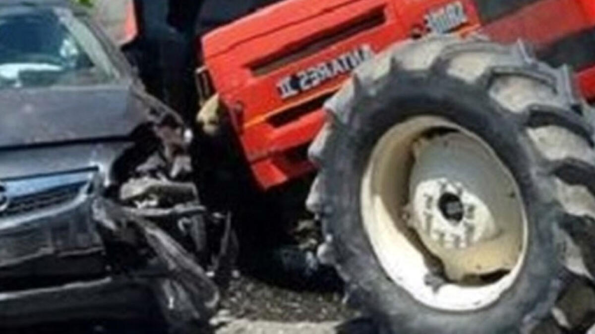 Frontale tra auto e trattore: due feriti gravi - 