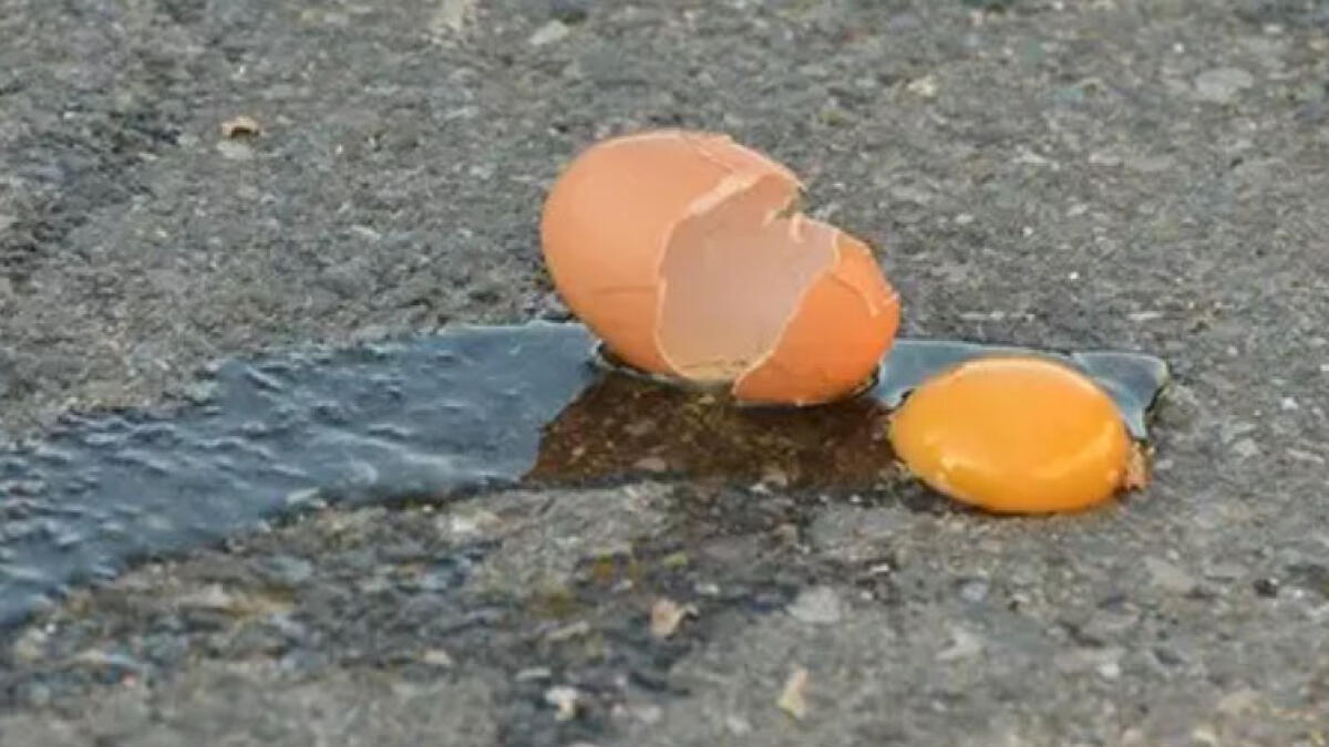 Salerno, puerile lancio di uova contro una casa che espone la bandiera del Napoli - 
