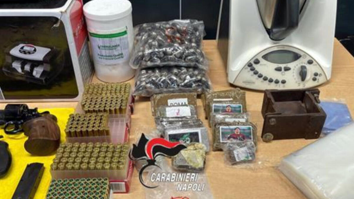 Chili di droga, tre pistole, contasoldi: bottino del maxi-blitz - 