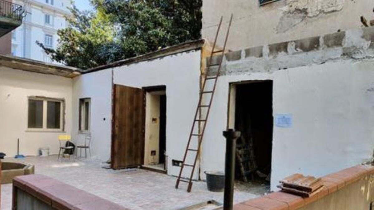 Lavori edili abusivi, tranciata la rete elettrica - 