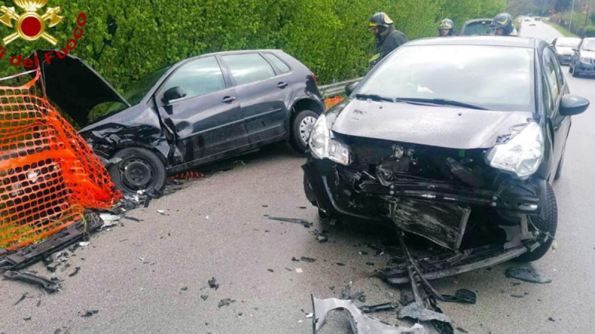 Incidente frontale tra due auto, donna finisce in ospedale - 