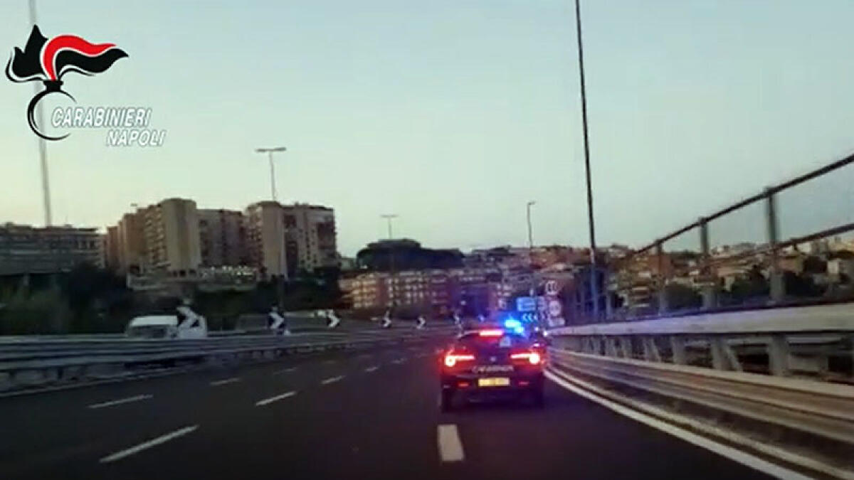 Accerchiati davanti alla farmacia reagiscono alla rapina: tre feriti - 
