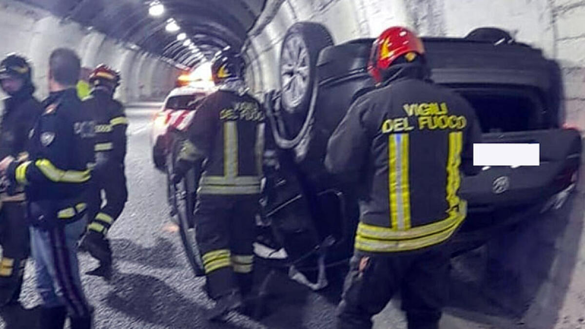 Si ribalta vettura in autostrada: all'interno i genitori con un bimbo di un anno - 