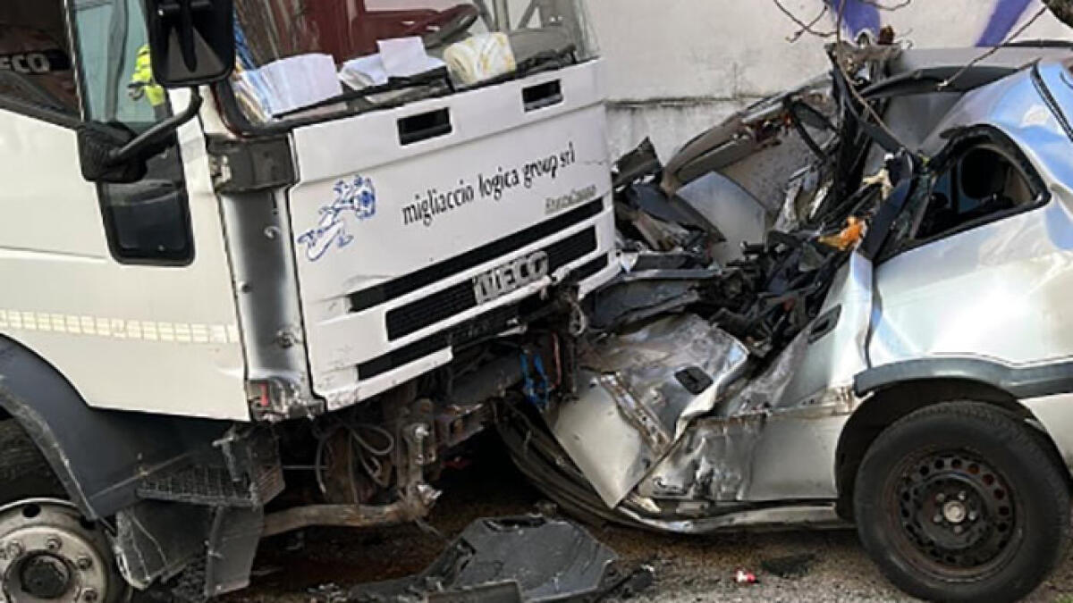 Tir impazzito travolge le auto: momenti di terrore - 