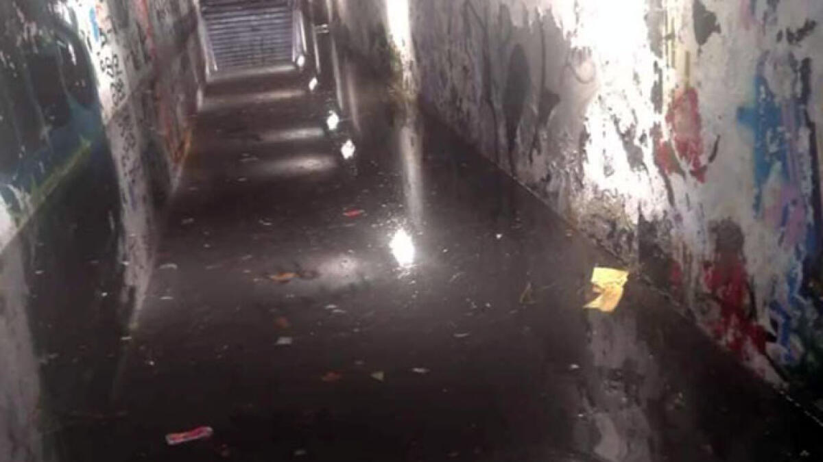 Sporcizia e pericoli, il sottopasso della Circumvesuviana di Barra rischia la chiusura - 