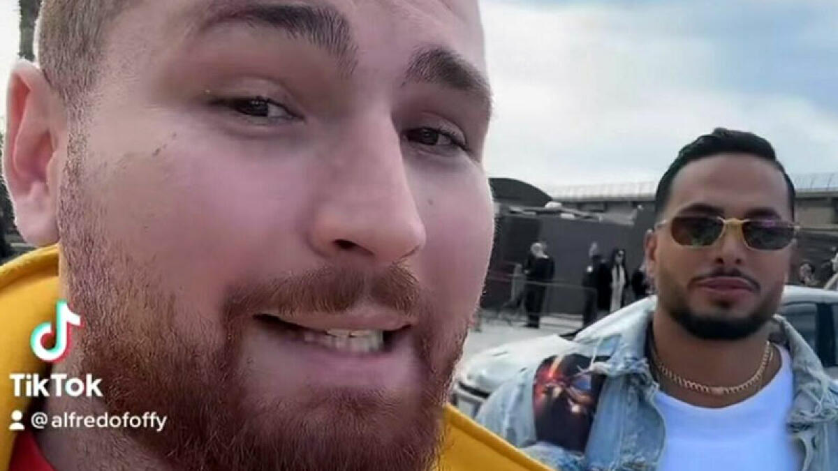 Nel locale si entra solo in coppia, ma i due ragazzi gay vengono cacciati via - 