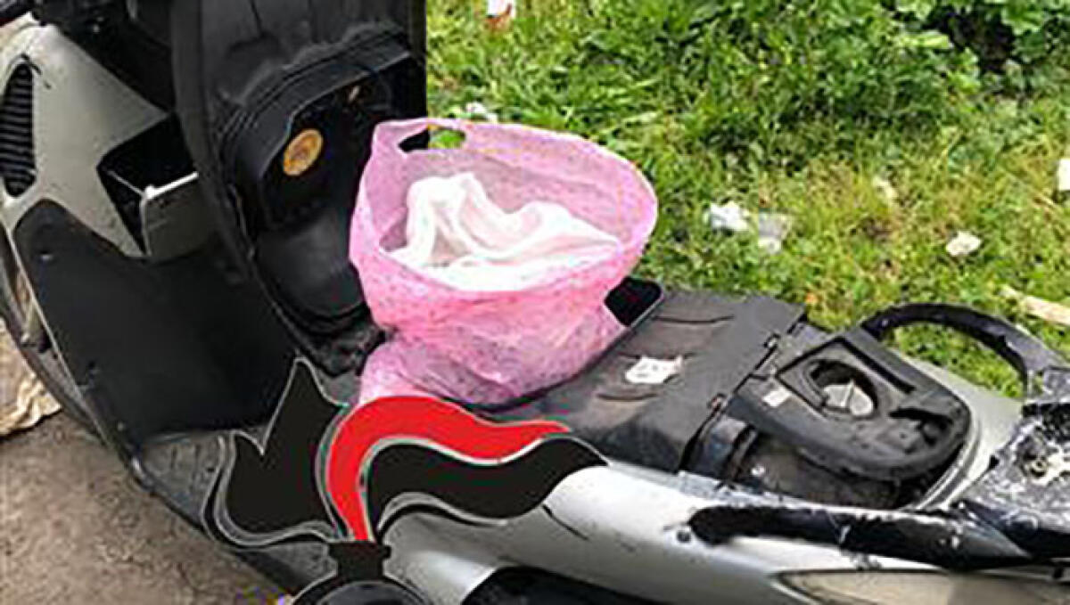 Oltre 900 dosi di droga sotto lo scooter - 