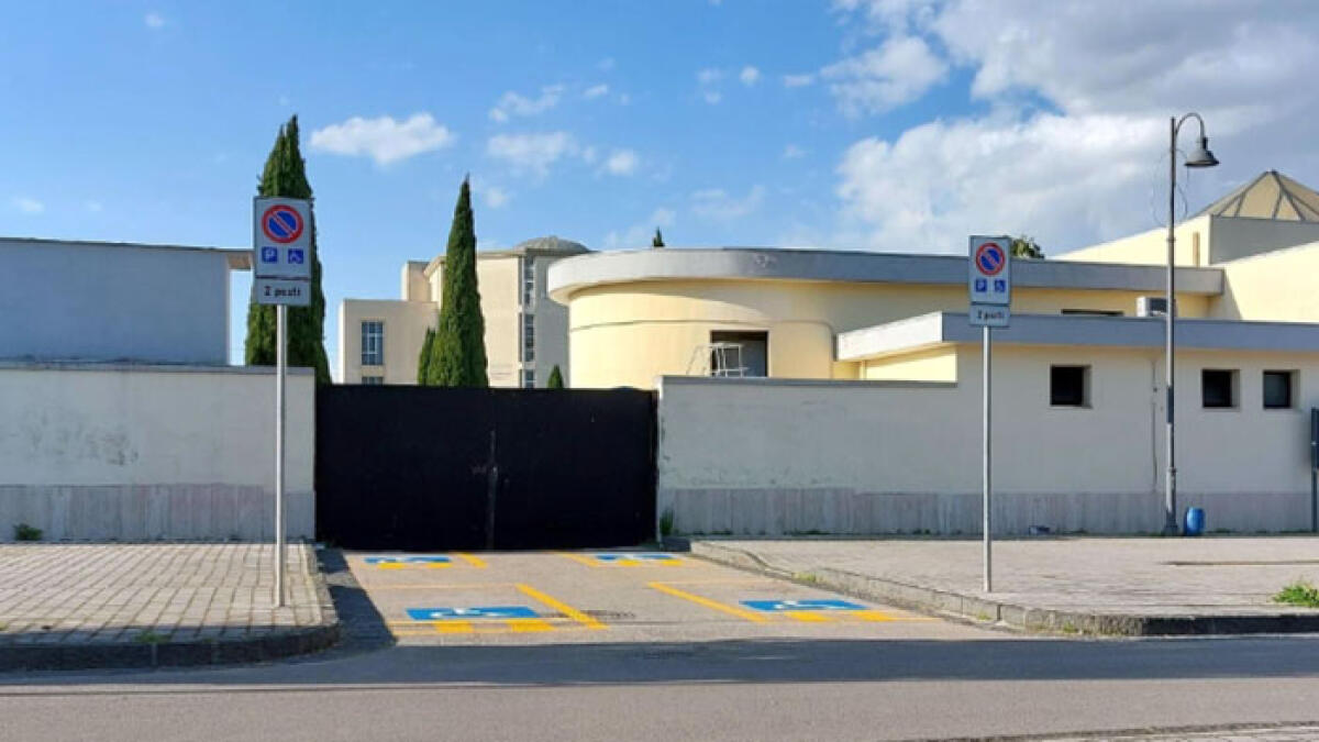 Realizzati 4 posti auto per disabili, ma per parcheggiare bisogna "giocare a Tetris" - 