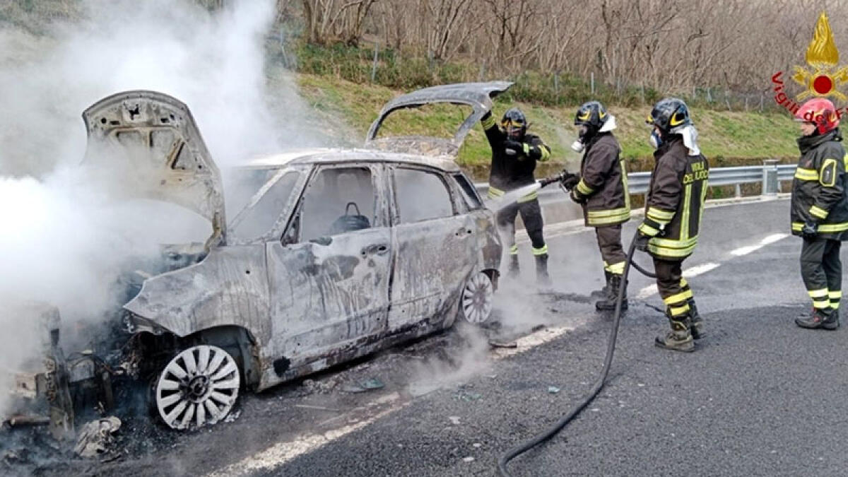 Altra auto in fiamme sul tratto maledetto dell'A16: a bordo una coppia di coniugi - 