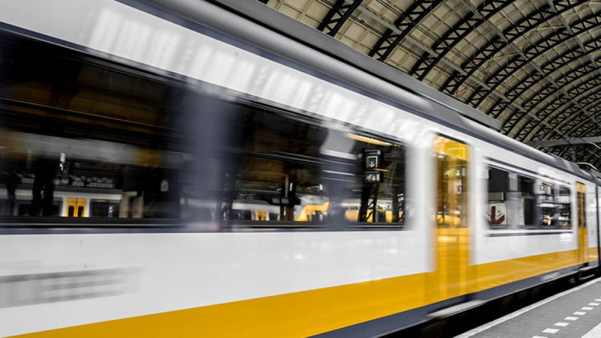 Ragazza scippata mentre sale sul treno, cade e batte la testa sulla banchina - 
