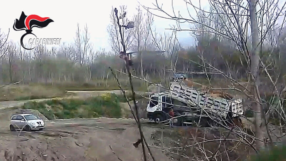 Disastro tra i frutteti a Ottaviano: trovato anche amianto sotterrato - GUARDA IL VIDEO - 