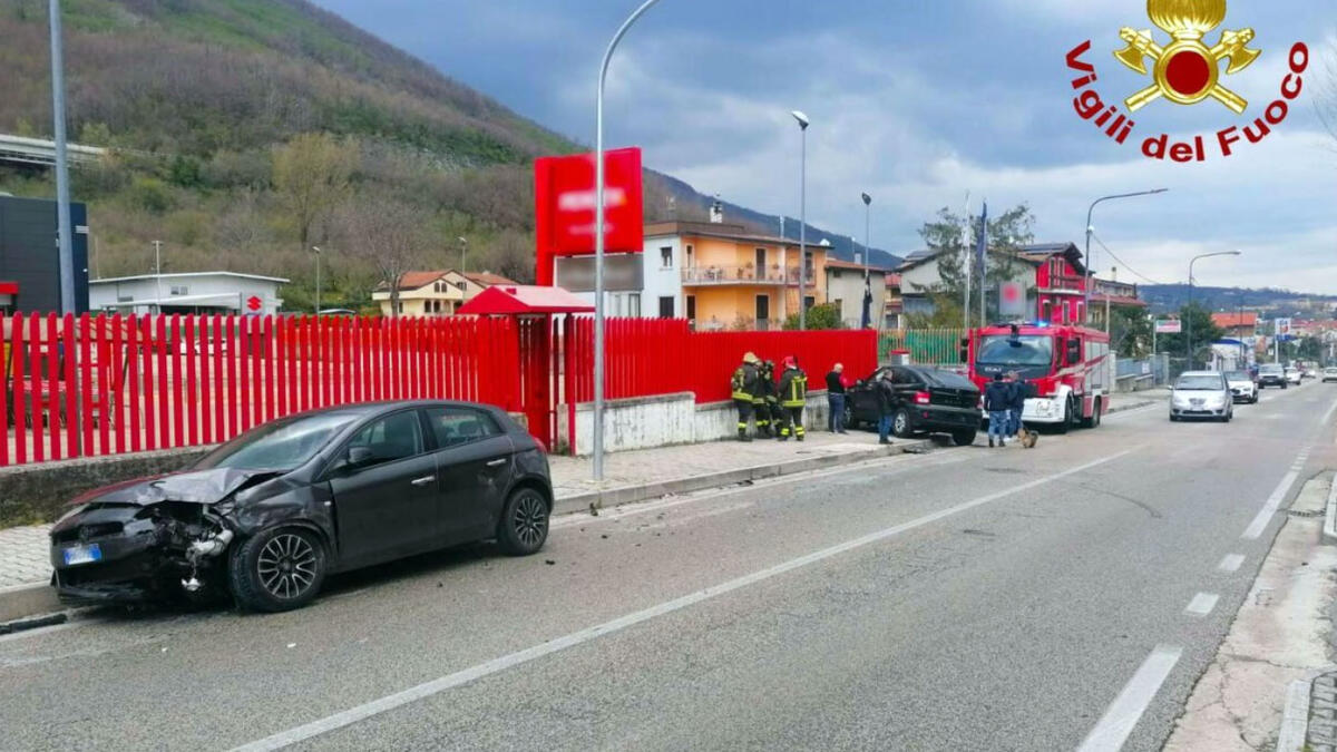 Schianto dopo il pranzo: donna incastrata tra le lamiere - 