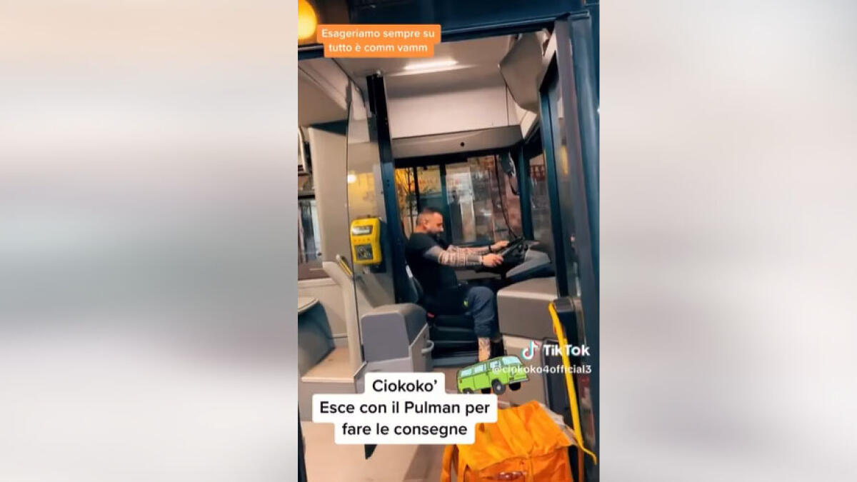 Simula di effettuare le consegne a domicilio utilizzando un bus di linea - 