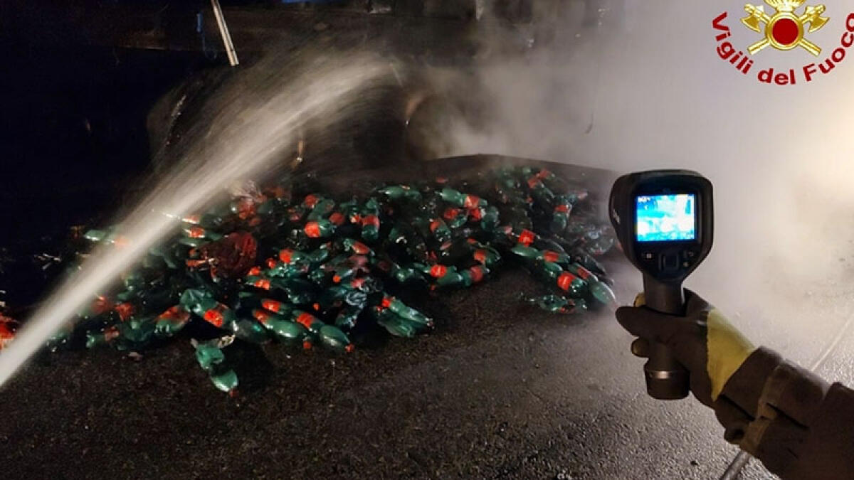 In fiamme tir carico di acqua minerale - 