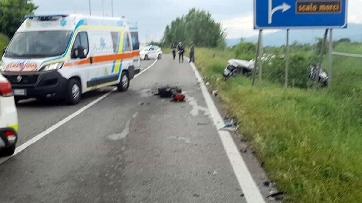 Scontro tra due moto e un'auto: tre morti - 