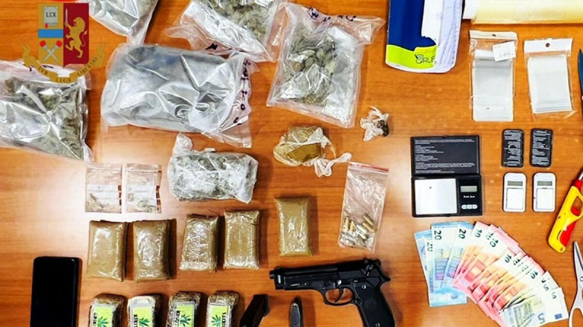 Droga e armi in casa, arrestata pusher in gonnella nei Paesi Vesuviani - 