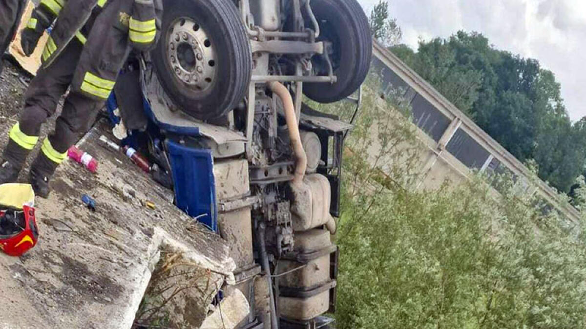 Camion precipita dal viadotto dell'autostrada - 