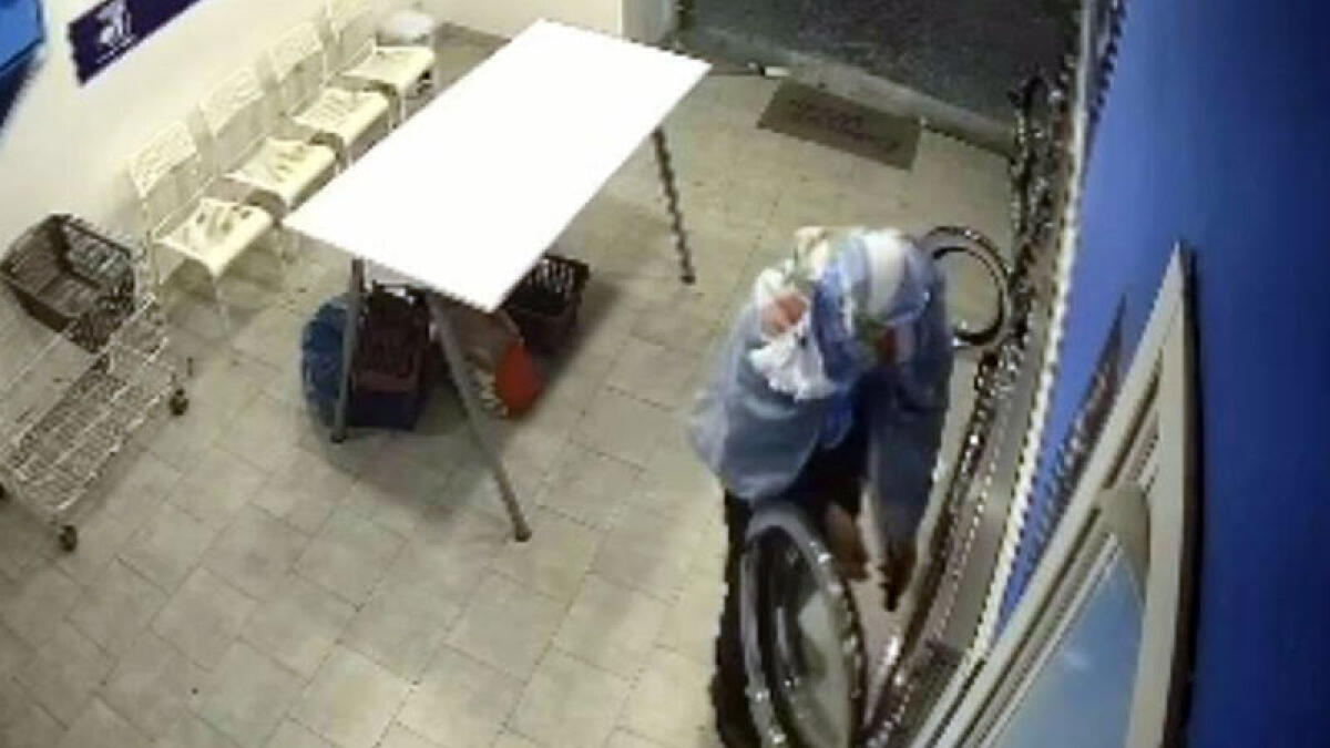 Fa esplodere una bomba carta nella lavanderia - 