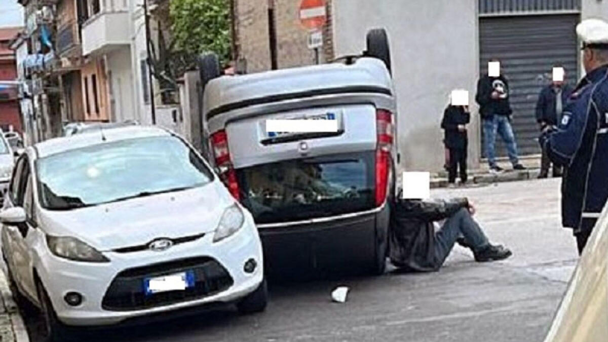 Auto si ribalta, conducente ferito - 