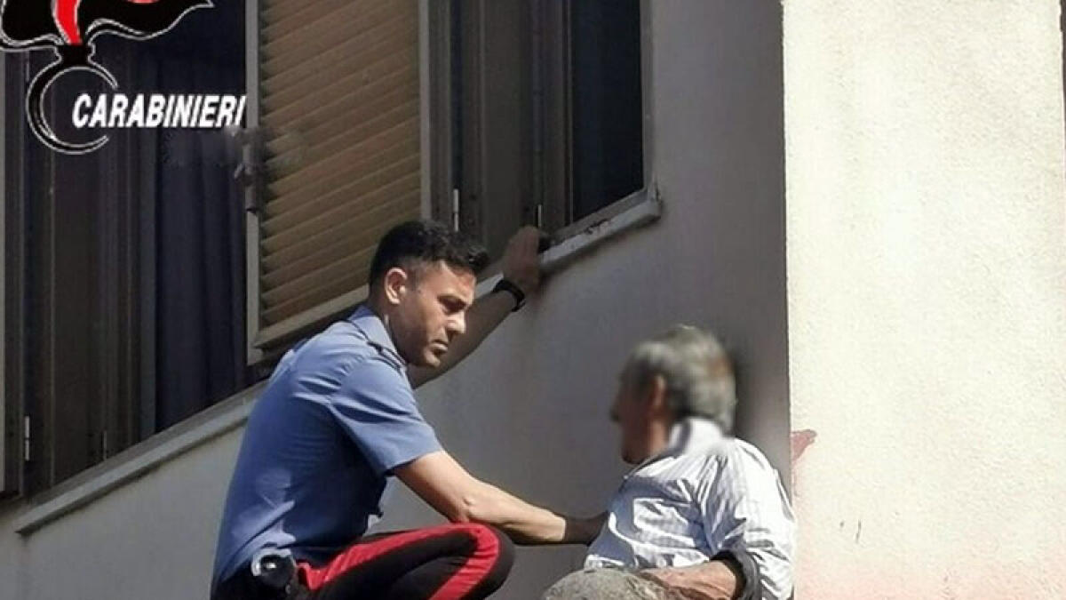 Resta bloccato sul cornicione di casa a un passo dal vuoto - 