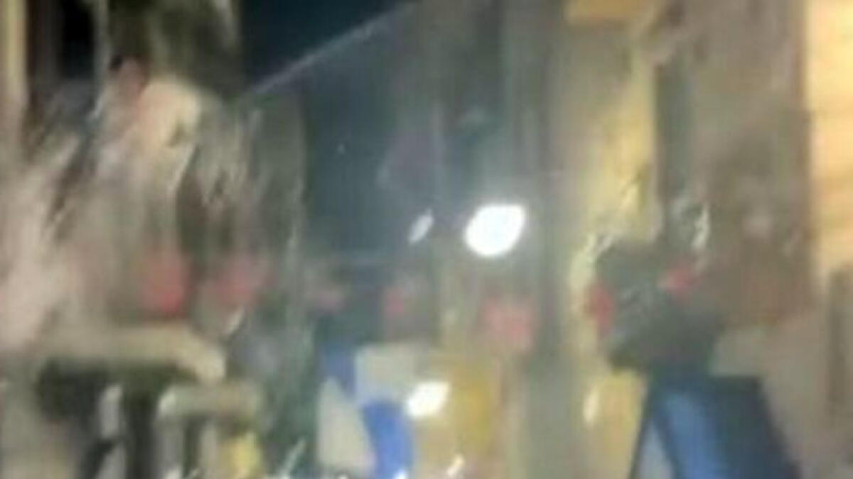 Anziana lancia candeggina sui tifosi, uno finisce in ospedale - 