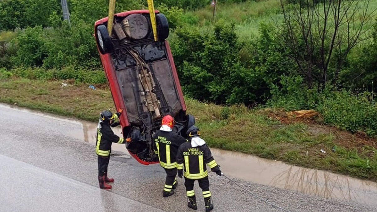 Auto si ribalta e finisce nel canale - 