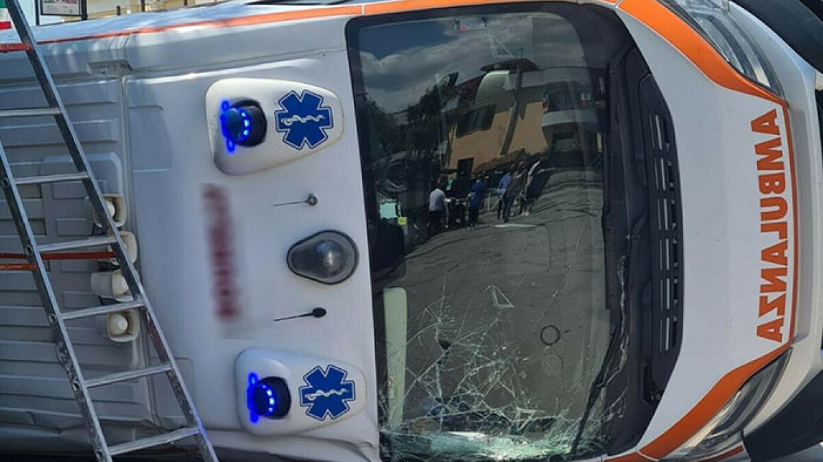 Incidente con una Smart: ambulanza si ribalta - 