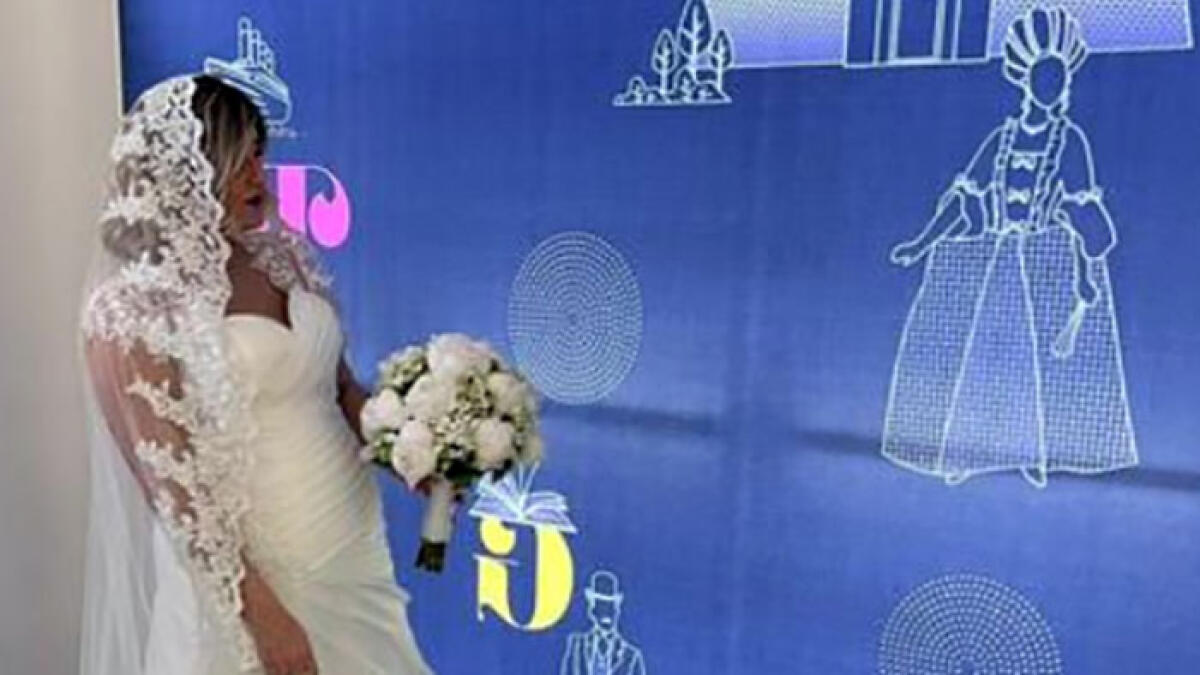 Gli ospiti fanno tardi, la sposa se ne va al Museo - 