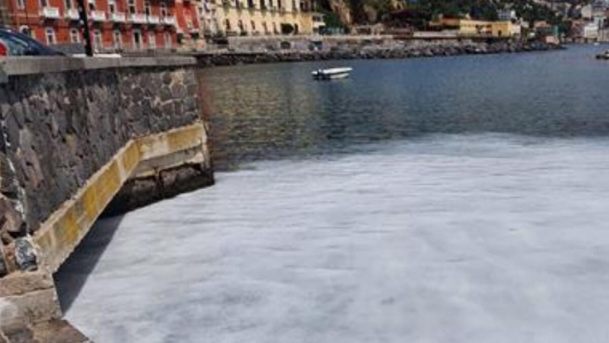 Schiuma bianca in mare: caccia allo scolo anomalo - 