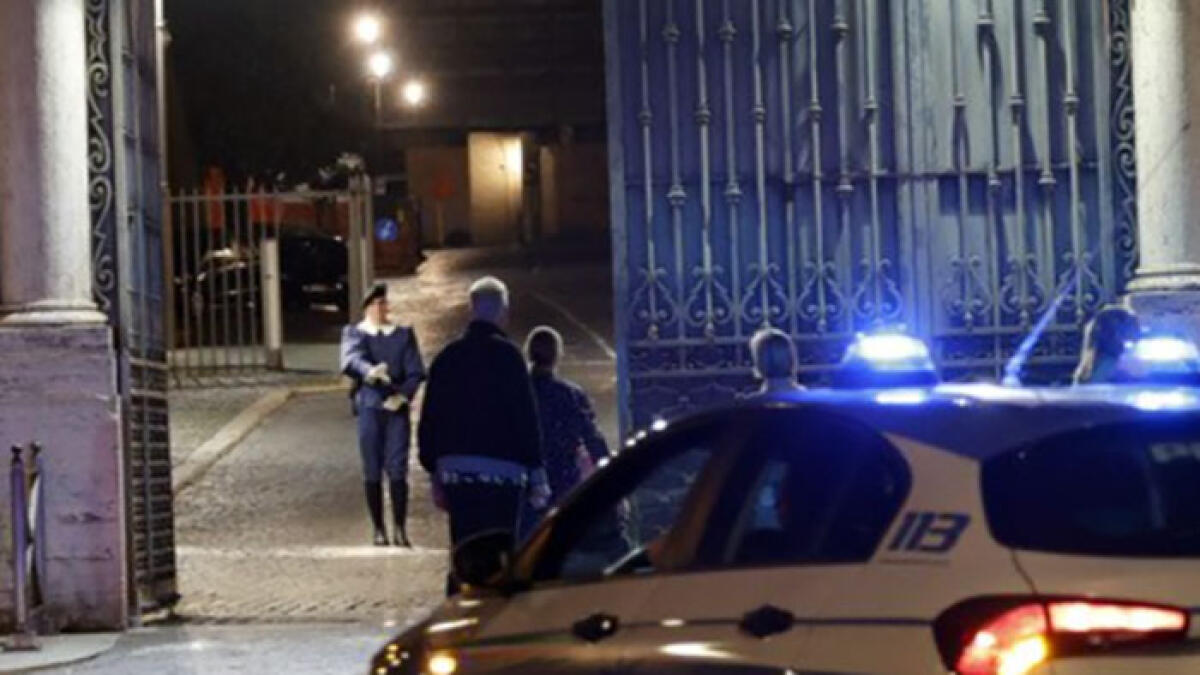 Paura in Vaticano, sfonda varchi d'accesso con l'auto. Poi gli spari - 
