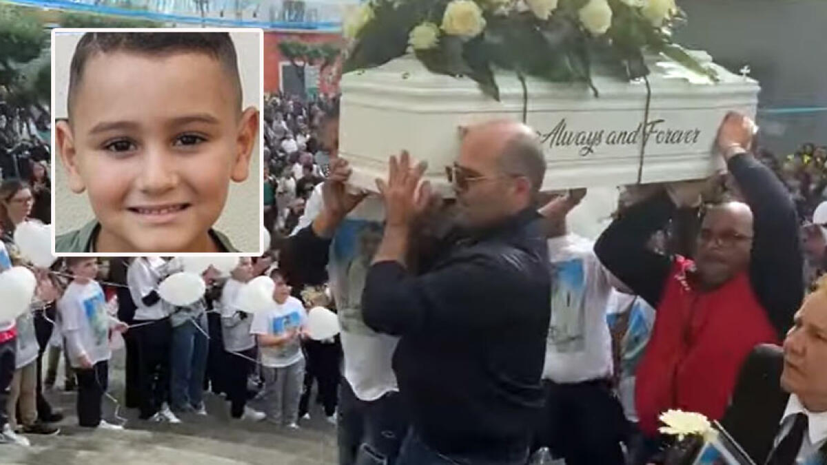 L'ultimo addio a Mourad tra palloncini bianchi e tanti bimbi in lacrime - 