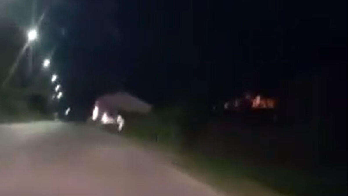 Si ribalta con l'auto mentre guida in diretta Facebook - 