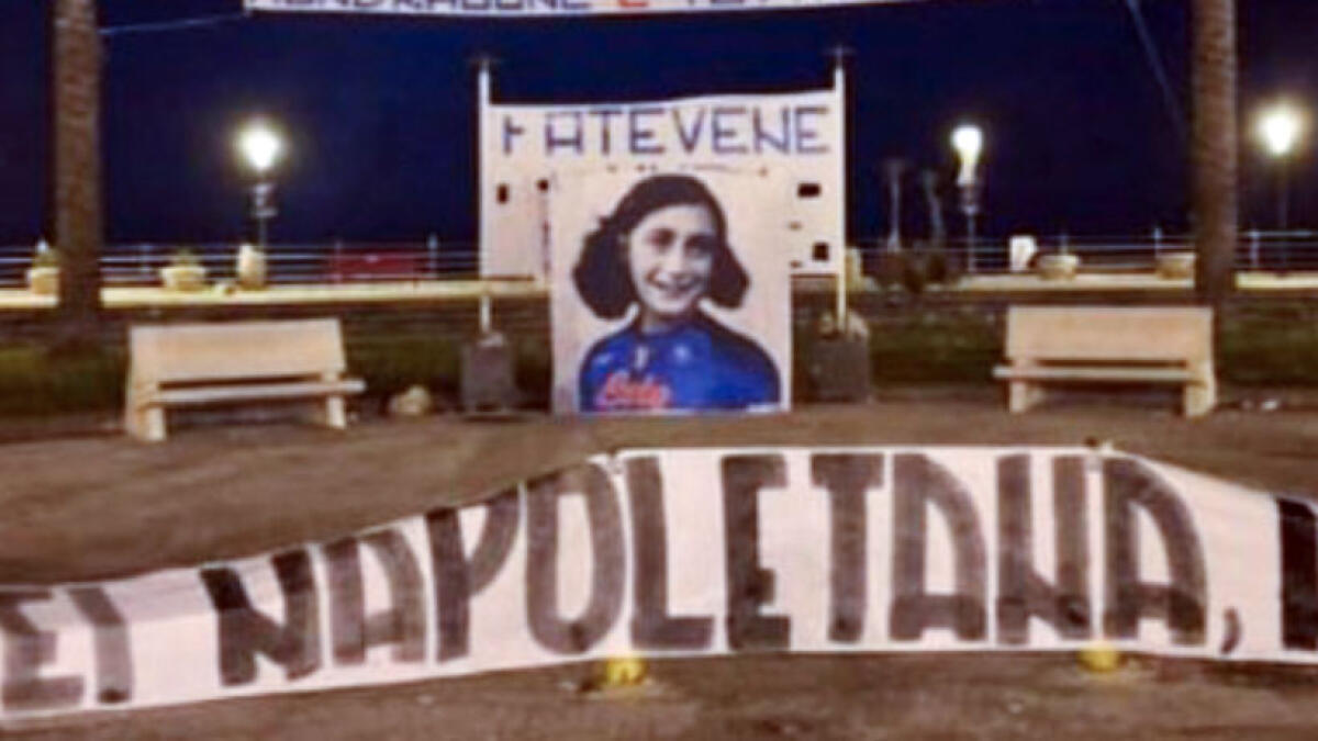 Terribile striscione con Anna Frank che indossa la maglia del Napoli - 