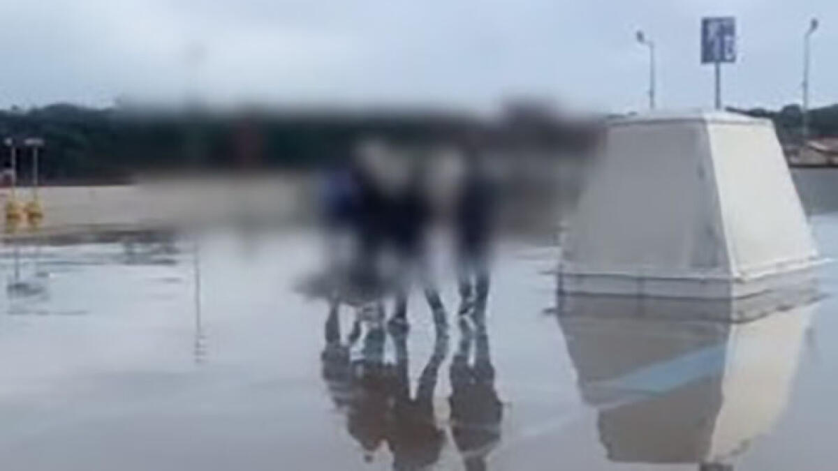 A 12 anni scaraventato a terra e massacrato di botte: il video finisce sul web - 