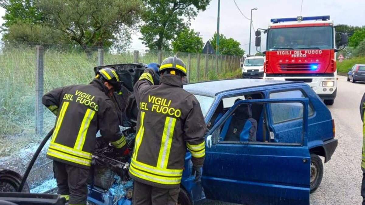 Auto prende fuoco dopo incidente, donna e ragazzo feriti - 