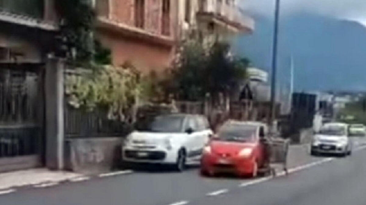 Trascina carrello della spesa con l'auto: video virale e giallo - 