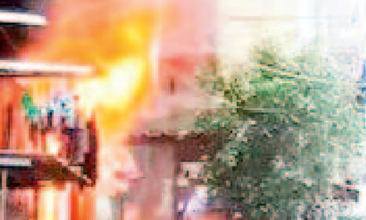 Palazzo in fiamme, 50 persone evacuate - 