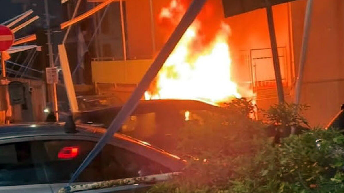 Sparano botti, auto prende completamente fuoco - 