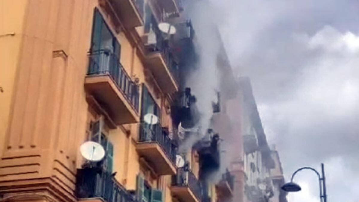 Palazzo in fiamme, momenti di paura nel cuore di Napoli - 