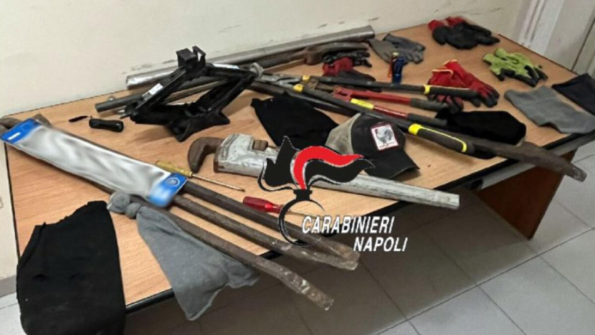 Rubano cassette di sicurezza del supermercato a Brusciano: 5 arresto dopo scontri con i carabinieri - 