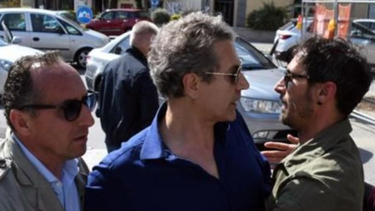 Giuseppe Conte colpito in faccia da un No Vax prima di un incontro politico - 