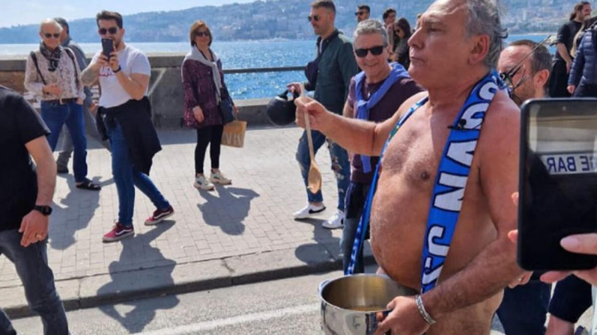 Francesco Paolantoni mantiene la promessa Scudetto e gira nudo sul Lungomare - 