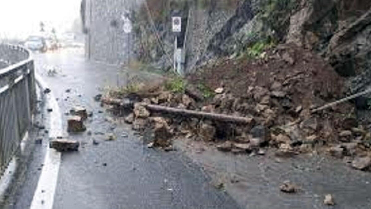 Smottamento in Costiera: strada e chiusa e pericoli - 