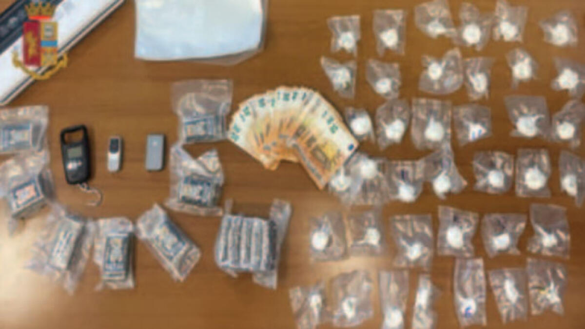 Due chili di droga nelle plafoniere, preso nei Paesi Vesuviani - 