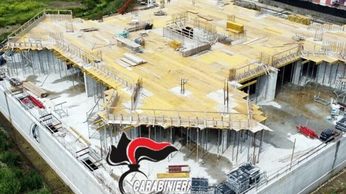 Sigilli all'area del palasport in costruzione - 