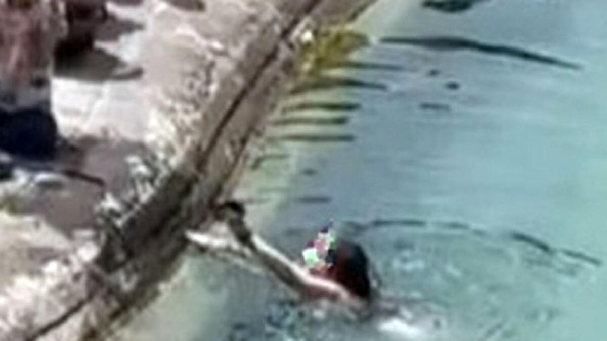 Il telefono le cade nella fontana, lei si tuffa per recuperarlo - 